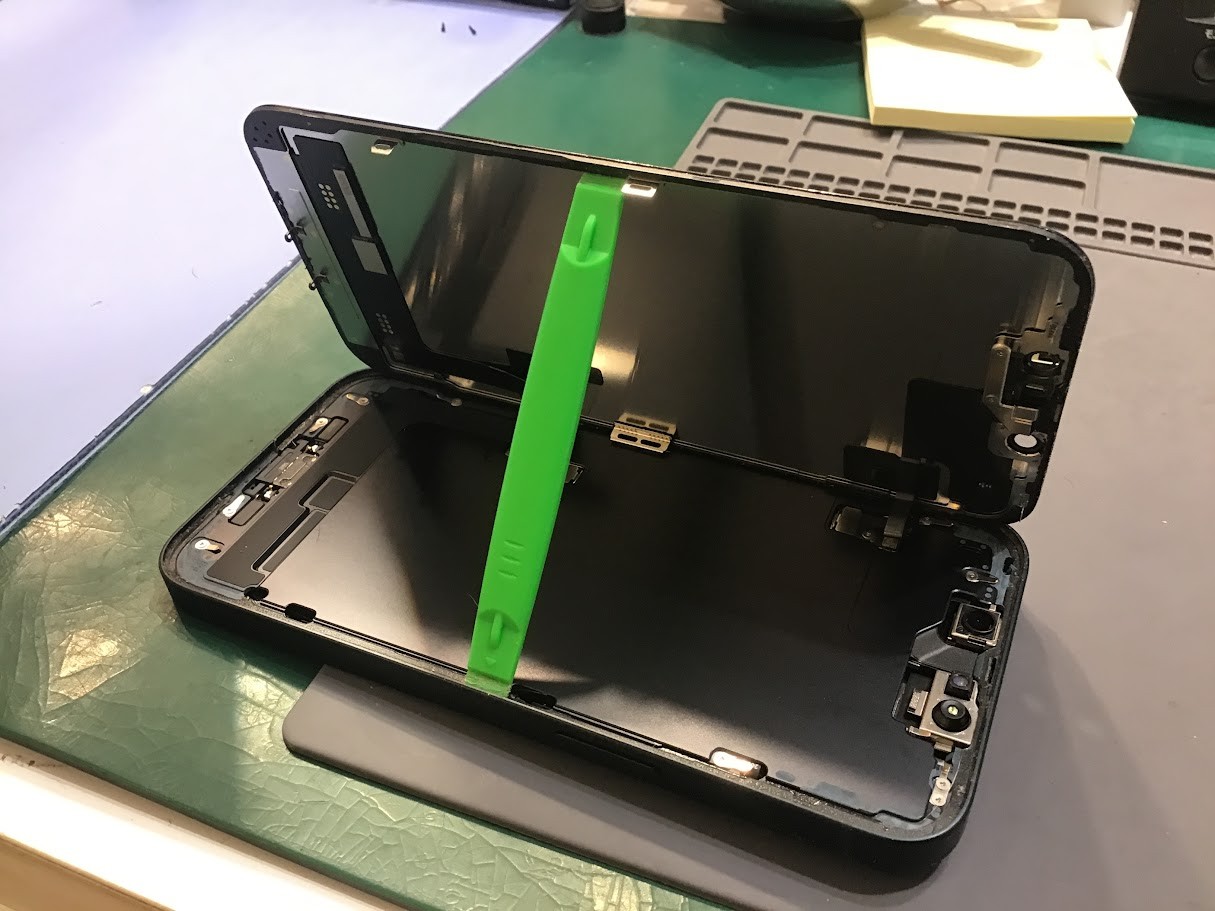 iPhone14のバッテリー交換ならデータそのまま修理可能なスマホ修理工房西八王子店へ！